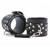 Чёрные кожаные оковы с клепками - БДСМ Арсенал - купить с доставкой в Нижнекамске