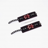 Черные кожаные наручники с красным декором и строчкой - Crazy Handmade - купить с доставкой в Нижнекамске