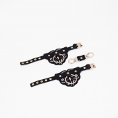 Черные кожаные наручники с клепками, кольцами и золотистой фурнитурой - Crazy Handmade - купить с доставкой в Нижнекамске