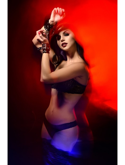 Черные кожаные однослойные наручники с люверсами - Pecado - купить с доставкой в Нижнекамске